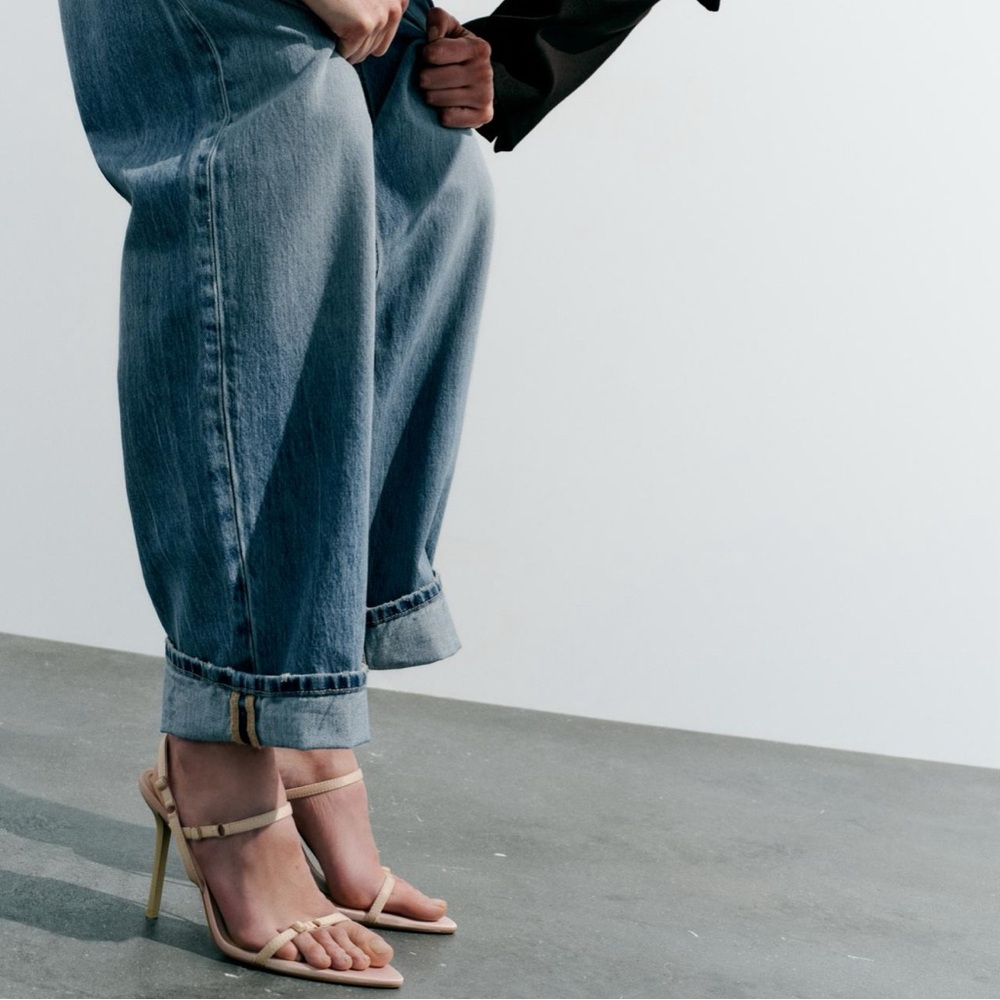 Thin heel. Pointed toe.
Heel height: 3.1 inches !! NEVER WORN!!